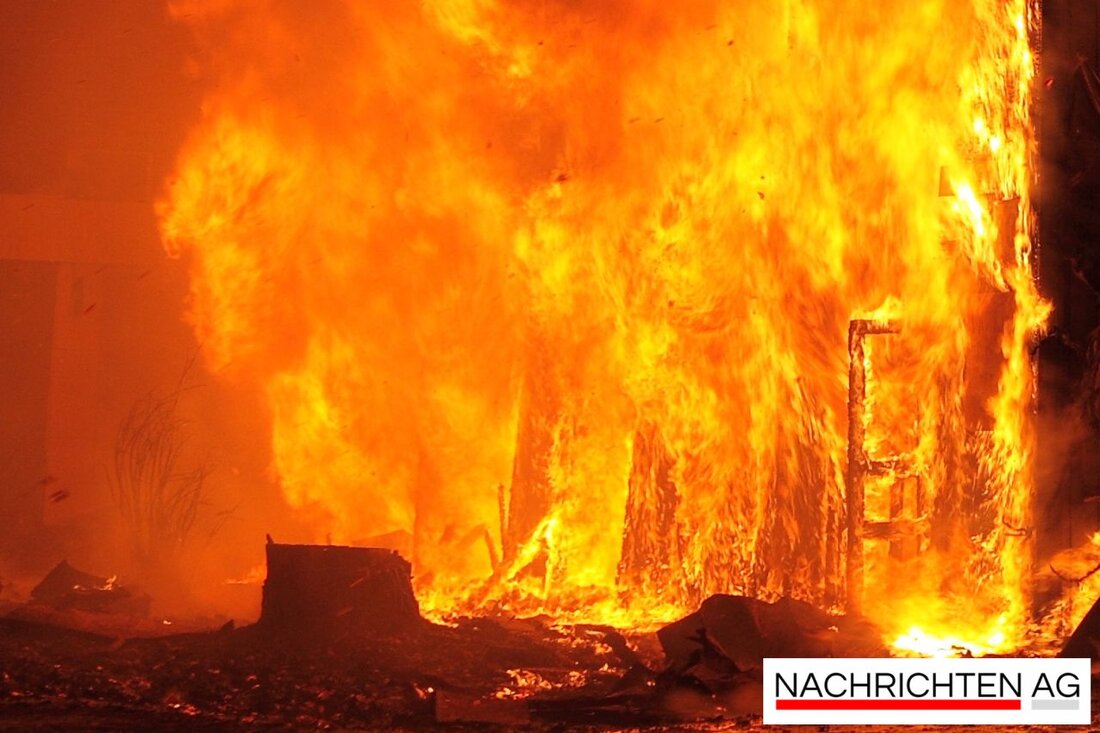 In Lerchenau, München, kam es in der Nacht zu einem Brand auf einem Betriebsgelände. Ein 61-Jähriger wurde verletzt. Feuerwehr im Einsatz.