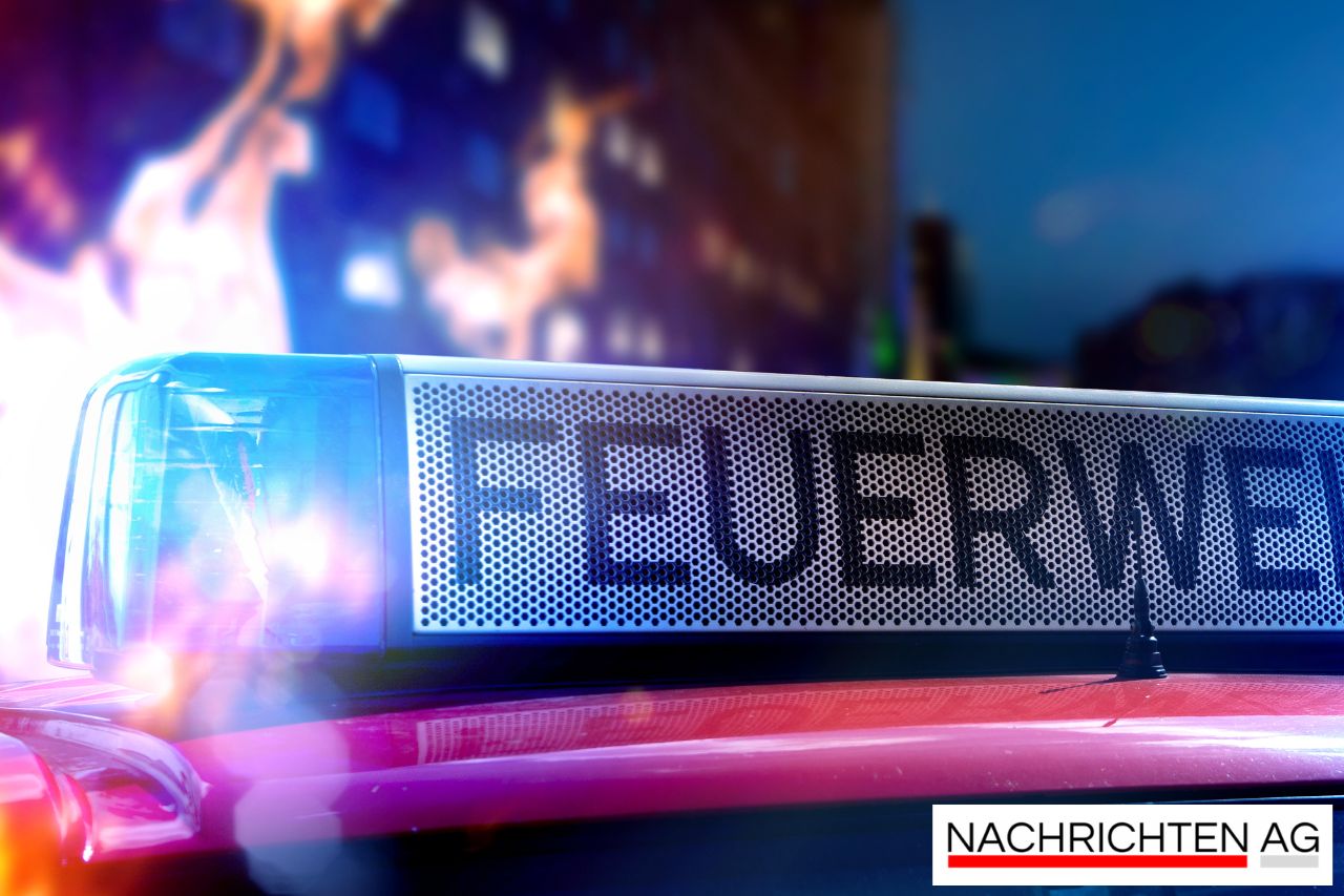 Große Rauchwolke über München: Gartenhütte brennt lichterloh!